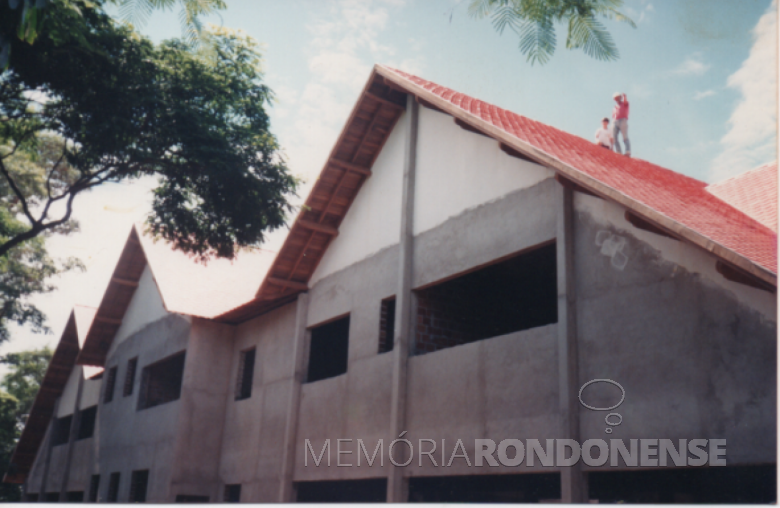 Obras da instalação do telhado da Prefeitura Municipal de Quatro Pontes