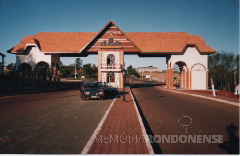 Portal  à cidade de Marechal Cândido Rondon, junto a rotatória de acesso a rodovia federal BR 163.
