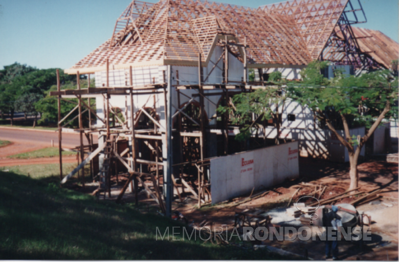 Início da colocação do telhado no portal de acesso a Marechal Cândido Rondon. 