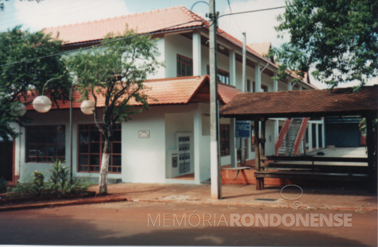 Prédio de lojas e apartamentos residenciais próximo à junção das Avenidas Maripá e Rio Grande do Sul, em Marechal Cândido Rondon.
Identificação: Jones Luiz Otto (comunicador da Rádio Educadora Marechal). 