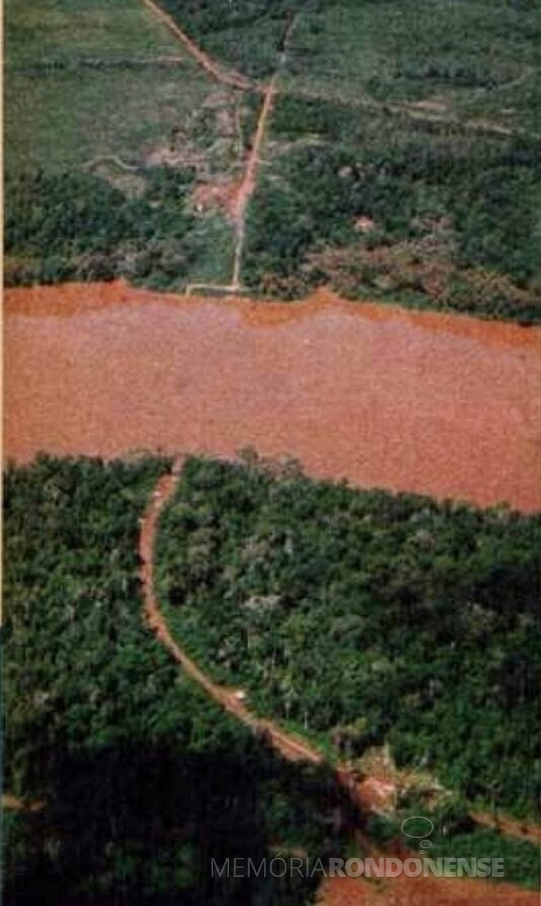 Traçado aberto na mata onde será construída a represa da Itaipu Binacional. 
Imagem: Acervo Wagner Dias - Foz do Iguaçu. 
