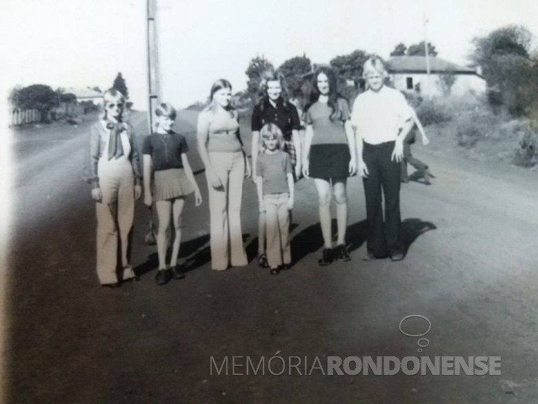Jovens quatropontenses na Avenida Presidente Epitácio.
Da esquerda a direita:  Marlete Lang, Madalena Pletsch, Clara Pletsch, Jacinta Follmann e Paulo Lang. 
A jovem de blusa preta não foi identificada. 