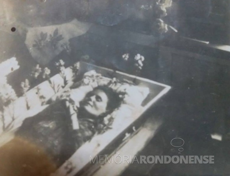 Corpo da pioneira de Quatro Pontes,  Ottilia Gertrudes Schmidt, esposa do pioneiro Seno José Lang. 
Foi  a primeira pessoa  a falecer e sepultada na localidade. 
