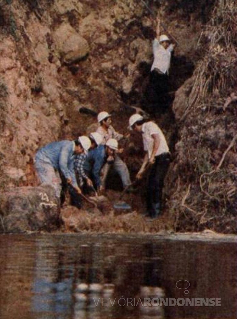 Técnicos examinando a composição do solo e rocha para a futura instalação da represa. 
Imagem: Acervo Wagner Dias - Foz do Iguaçu.