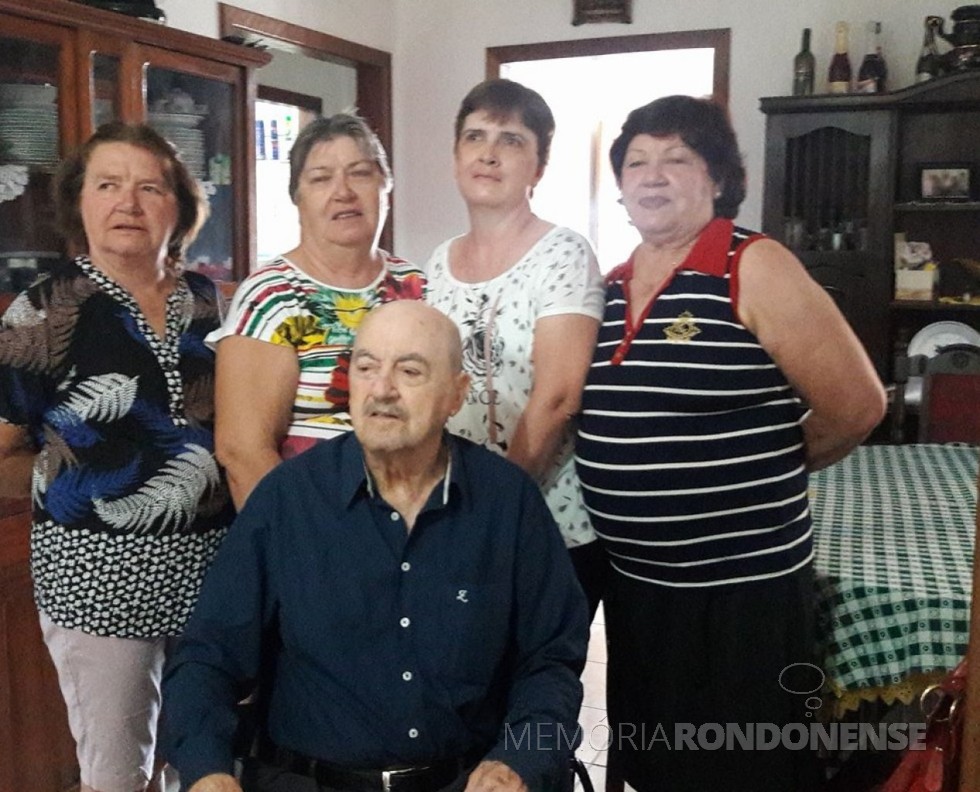 Pioneiro rondonense Hilário da Cunha com suas filhas Valeria Veleda, Lourdes Margarida, Mirna Iara e Paula. 
Imagem: Acervo pessoal - FOTO 20 -