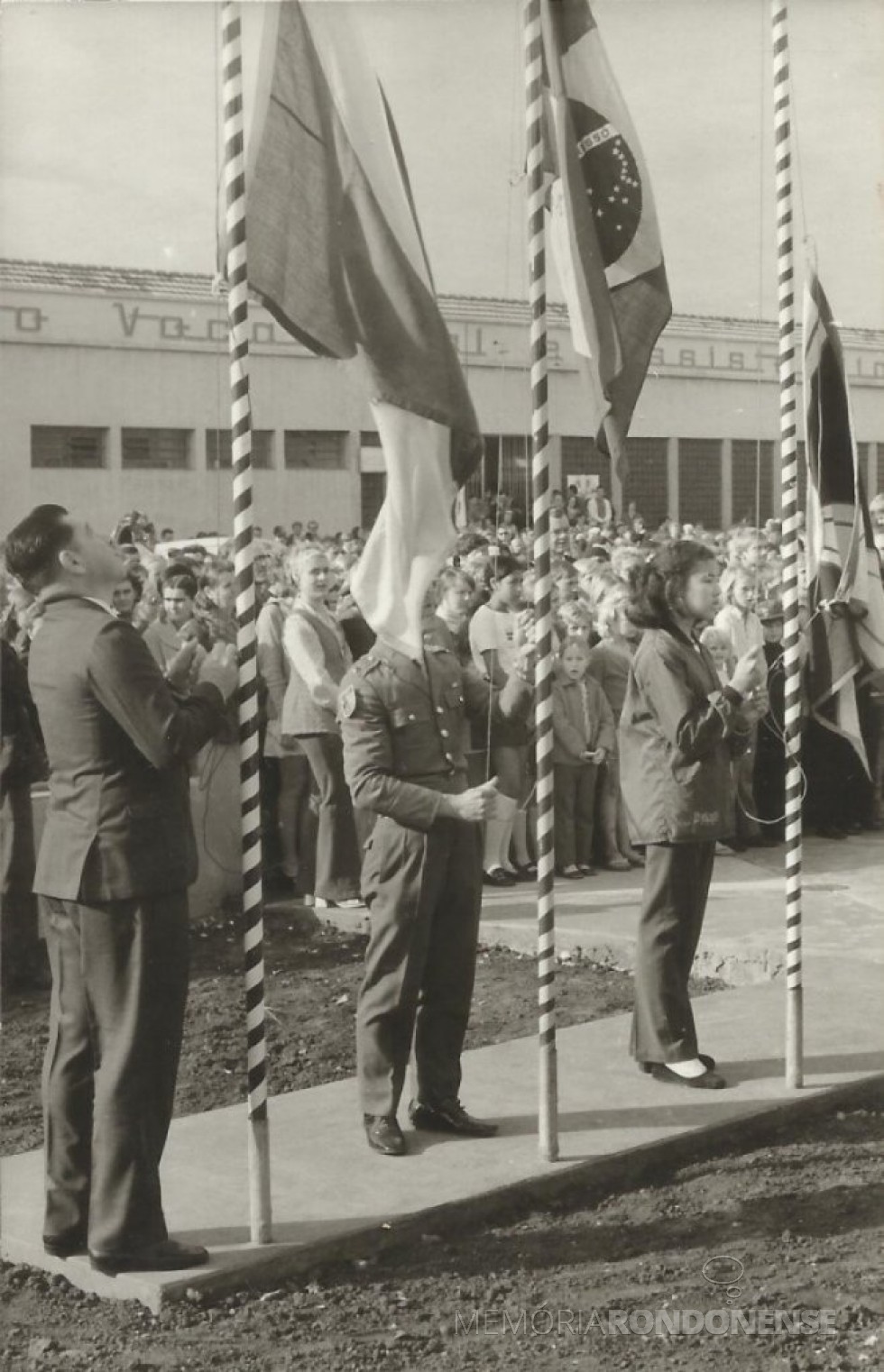 Solenidade de hasteamento das bandeiras antes da solenidade inauguração da então Escola Normal Concórdia, junto ao Colégio Rui Barbosa, em julho de 1972. 
Imagem: Acervo Valdir Sackser - FOTO  11 -