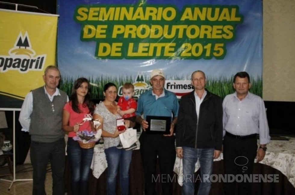 O produtor de leite Ivonir Luiz Stalhofer recebendo a premiação na categoria 
