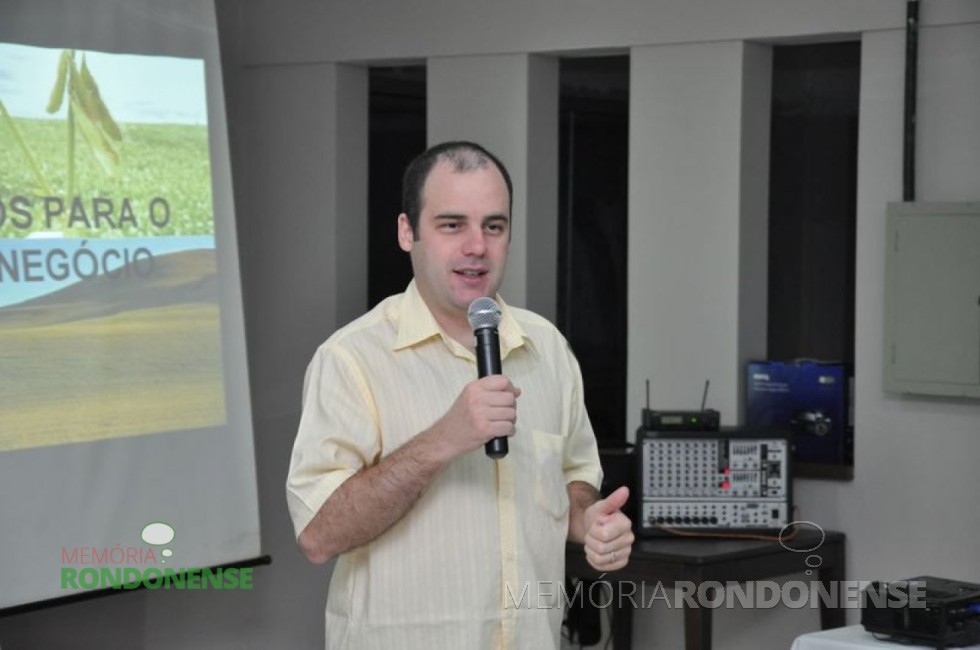 O economista e analista de mercado Aldo Francisco Lobo palestrando na abertura do Dia de Campo Copagril 2013.
Imagem: Acervo Imprensa Copagril - FOTO 5 -
