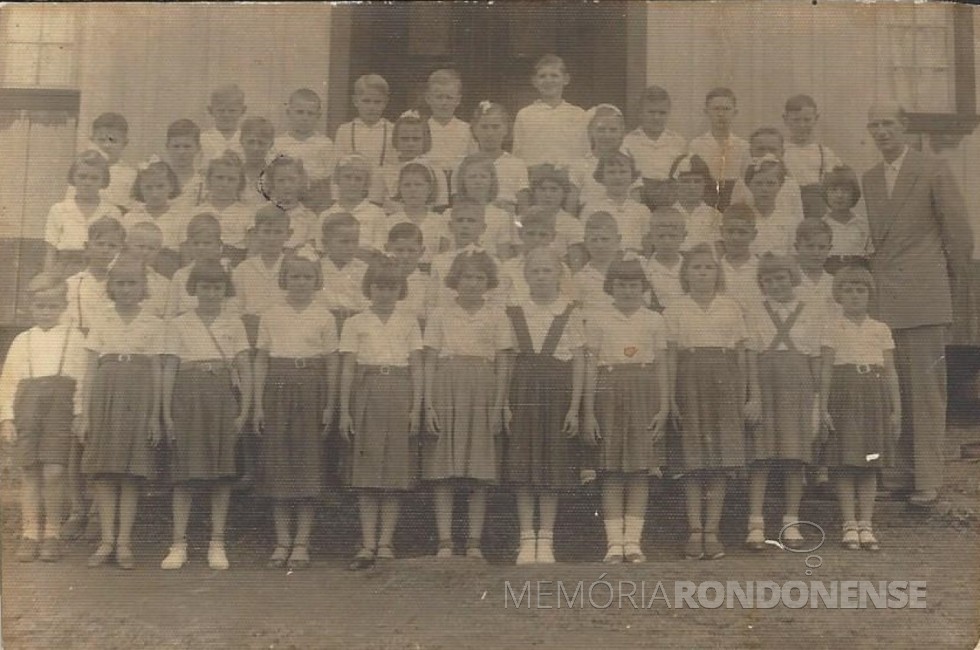 Alunos  do Grupo Escolar Marechal Cândido Rondon com o professor Waldomiro Liessem, no final de década de 1950. 
Imagem: Acervo Heiderose Liessem - FOTO 8 -