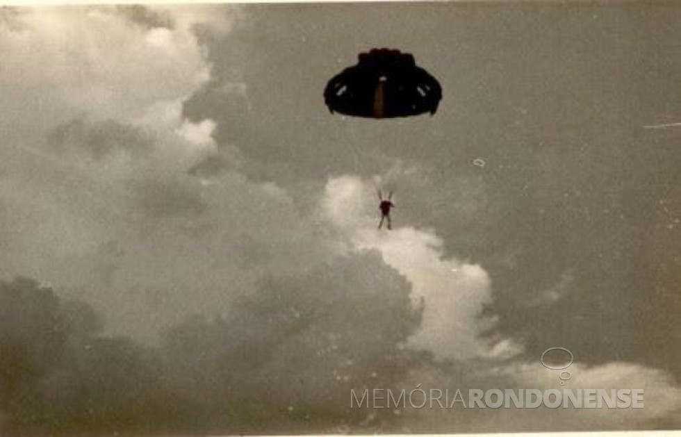 Primeiro salto de um paraquedista na cidade de Marechal Cândido Rondon, em 1º de maio de 1969. 
Imagem: Acervo Orlando e Rafael Sturm
Crédito: Studio Fotográfico Kaefer - FOTO 3 - 
