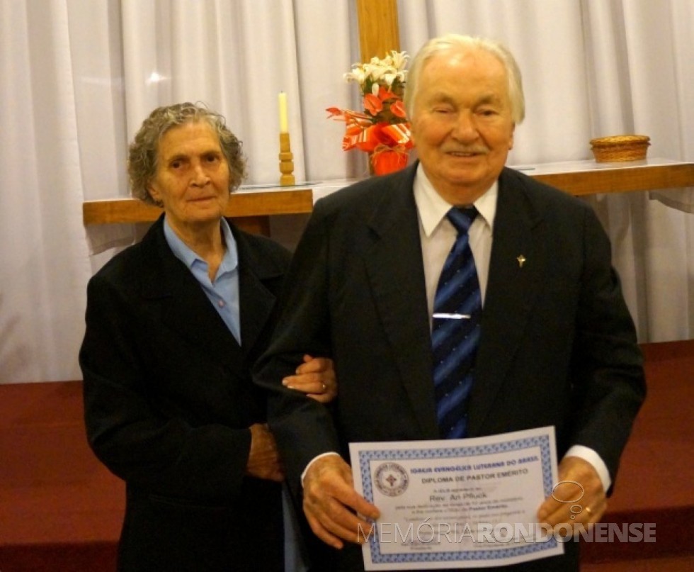 Ari Pfluck com a esposa com o título de Pastor Emérito da Igreja Evangélica Luterana do Brasil - IELB. 
Imagem: Acervo A Semana - FOTO 5 - 