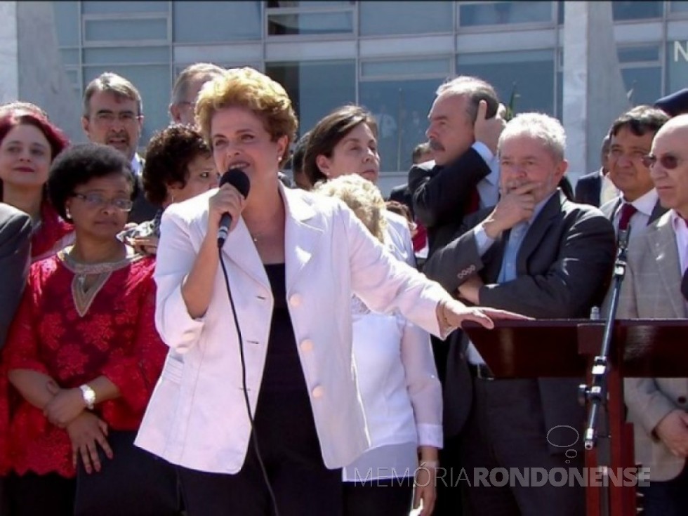 Presidente Dilma Rousseff discursa a simpatizantes ao pé rampa do Palácio do Planalto, depois de deixar o prédio após a declaração à imprensa. Imagem: Acervo Globo News - FOTO 11 –