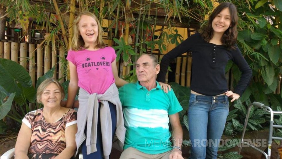 Pioneiro Martinho Sander, com a esposa Reinilda e netas, ela falecido em final de maio de 2019. 
Imagem: Acervo Raquel Sander - FOTO 7 - 