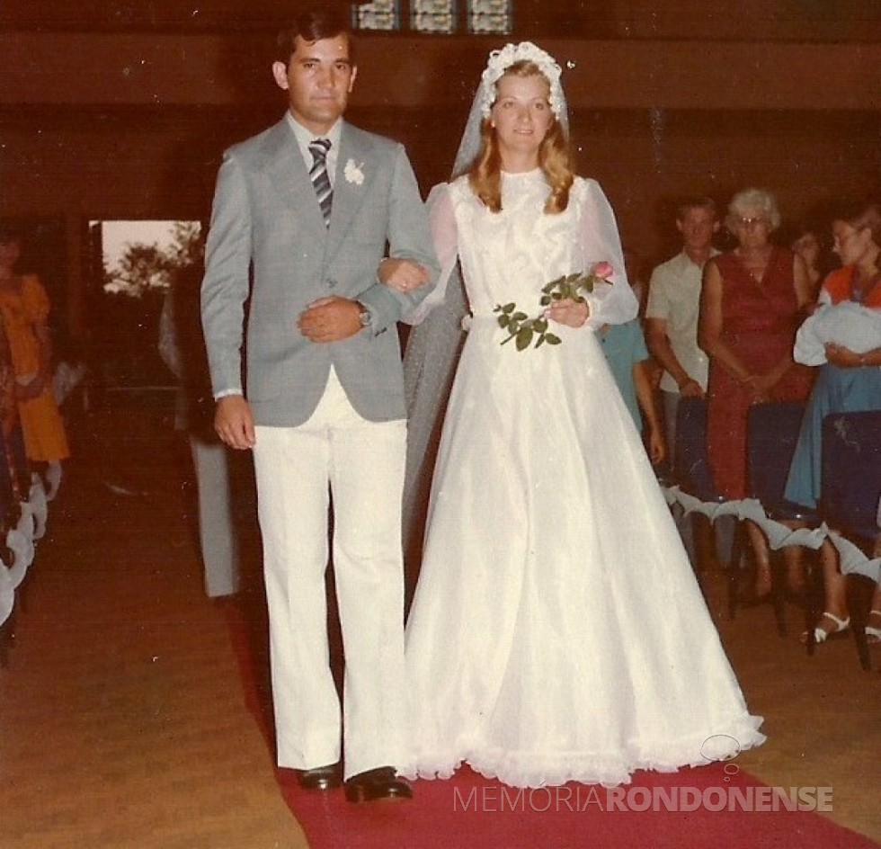 Os noivos Harald Striebel e Isoldi Heinrich que casaram em janeiro de 1977. 
Imagem: Acervo Edelar Heinrich - FOTO 2 - 