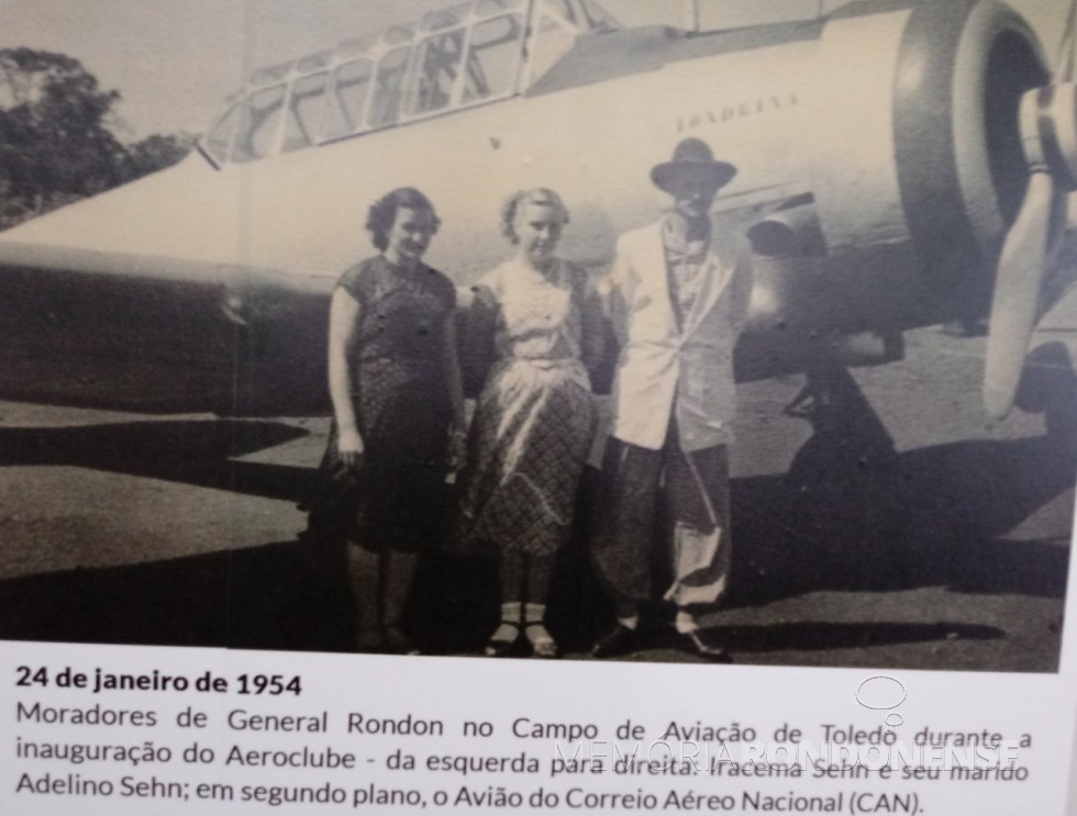 Adolino Sehn e esposa e acompanhante no aeroporto de Toledo.
Imagem: Acervo Museu Histórico de Toledo - FOTO 2 - 
