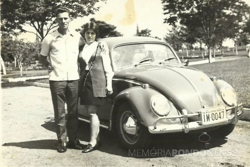 Rozalina Cecília e Anildo Cemin com seu Fusca VW verde, em foto de 1970 - FOTO 5 -