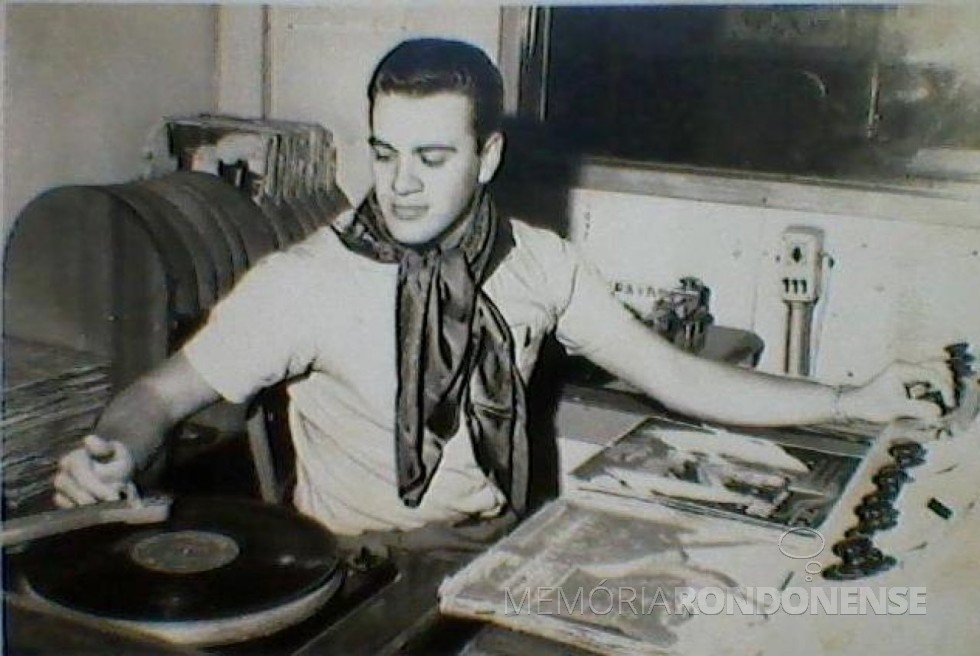 Ilário Kehl como sonoplasta na Rádio Difusora Rondon AM, hoje Rádio Difusora do Paraná, em final de 1966.
Imagem: Acervo Graciela Marques Gonsalves -  FOTO 2 -