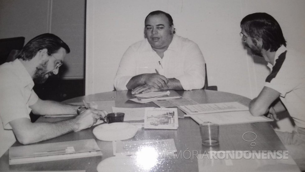 Roberto Alzáibar, presidente da  CCO da Festa do município de Marechal Cândido Rondon de 1986, tendo ao lado Rui Pires (e) e Victor Hugo Borgmann.
Imagem: Acervo Projeto Memória Rondonense - FOTO 20 --
