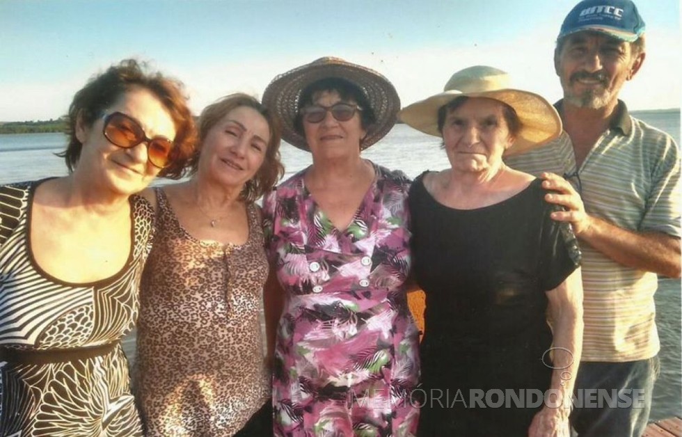 Rozalina Cecília (nascida Parizotto) Cemin (c) com seus irmãos: Da esquerda para a direita:  Florinda, Carolina, Tereza e Alberto 