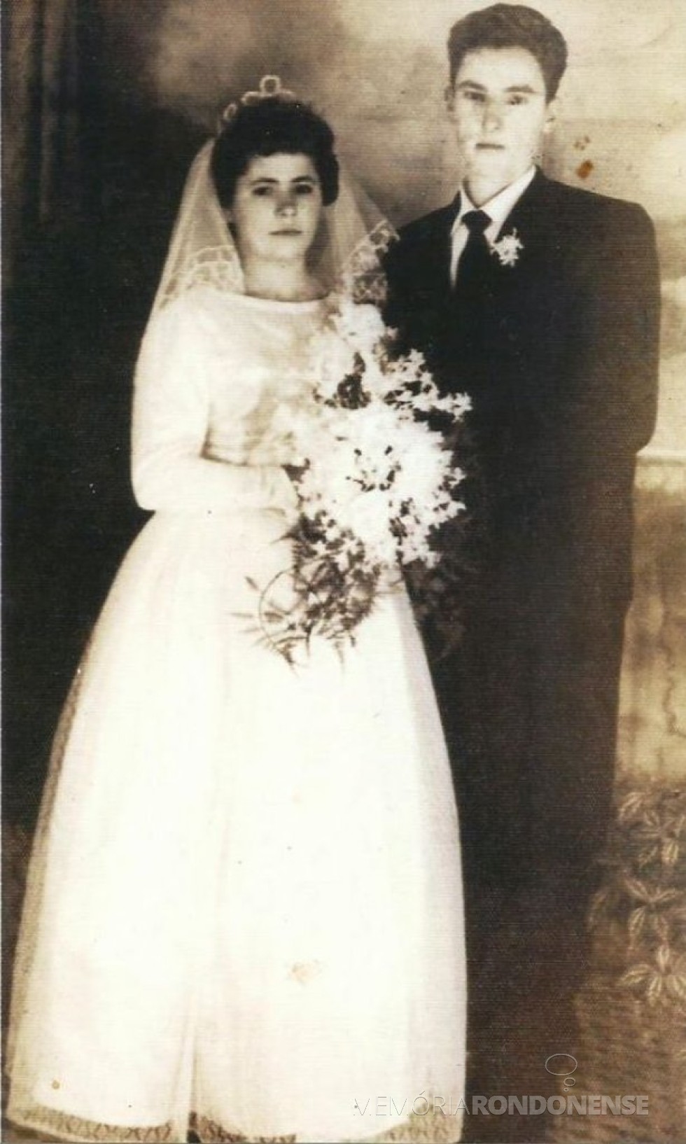 Os noivos Rozalina Cecília Parizotto e Anildo Cemin que se casaram em maio de 1963.
Imagens:  Acerco do casal - FOTO 3 -