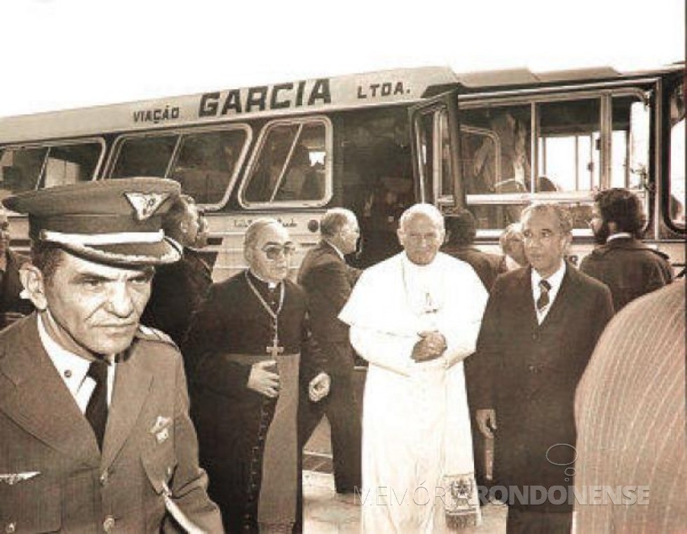 João Paulo II em Curitiba, ladeado pelo arcebispo Pedro Fedalto, de Curitiba; e pelo governador do Paraná, Ney  Braga. 
Imagem: Acervo Misericórdia. org. br - FOTO 5 - 