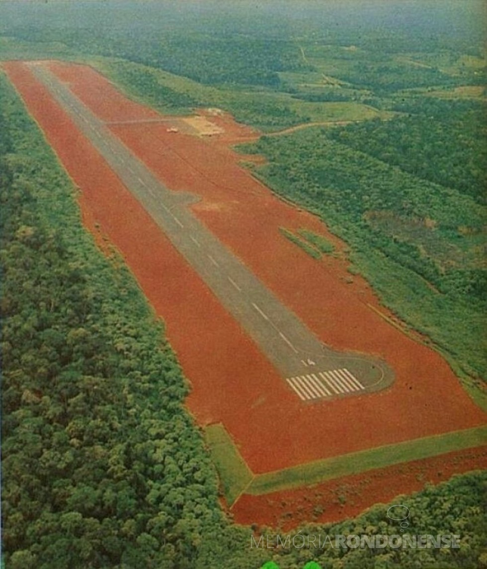 Pista recém pavimentada do AeroportoInternacional de Foz do Iguaçu, em 1974.
Imagem: Acervo Walter Dysarsz. - FOTO 10 --