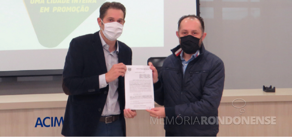 Prefeito Municipal Marcio Andrei Rauber e o arquiteto Ricardo Leites de Oliveira, presidente da Acimacar, com o documento da campanha  