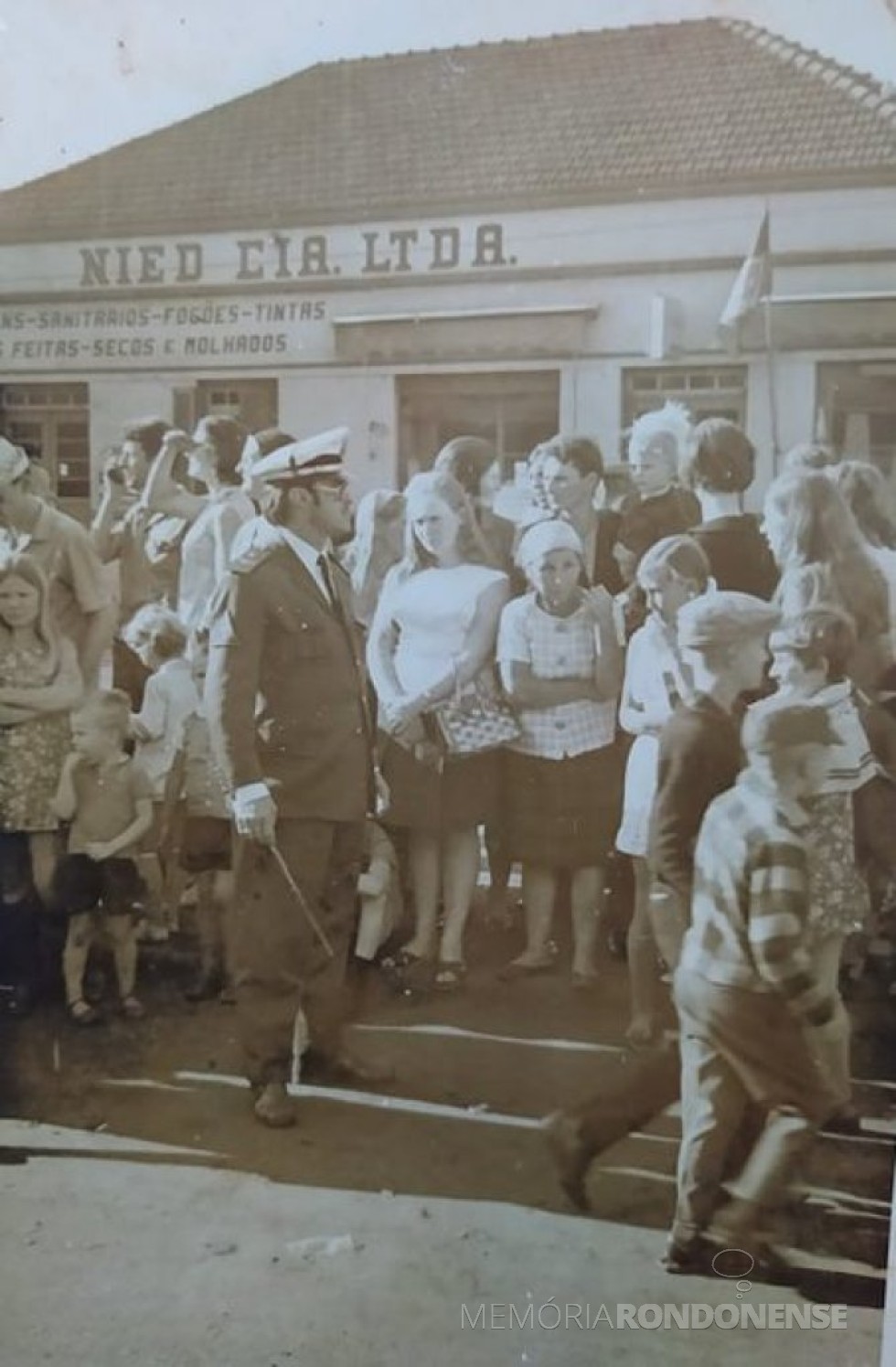 Hamilton Mocelin, em destaque, participando de desfile de Sete de Setembro, em Marechal Cândido Rondon, num ano da segunda década de 1960.
Imagem: Acervo Fernando Mocelin  - FOTO 12 -