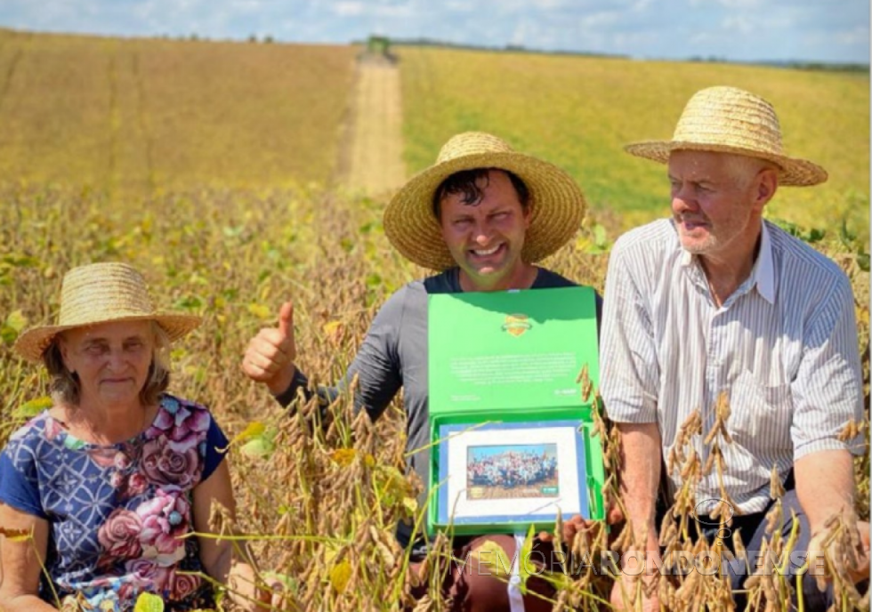 Produtor Laercio Dalla Vecchia com seus pais, com o título de campeão de produtividade de soja 2019/2020, por hectare.
Imagem: Acervo FAEP - Curitiba - FOTO 13 --