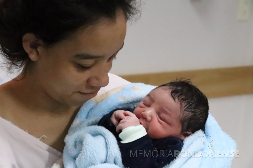 Estefânia do Nascimento Santos com seu filho Elias Bryan, 1000º criança nascida no Hospital DR, Miguel Cruzatti. 
Imagem: Acervo Imprensa PM-MCR - FOTO 18 -
