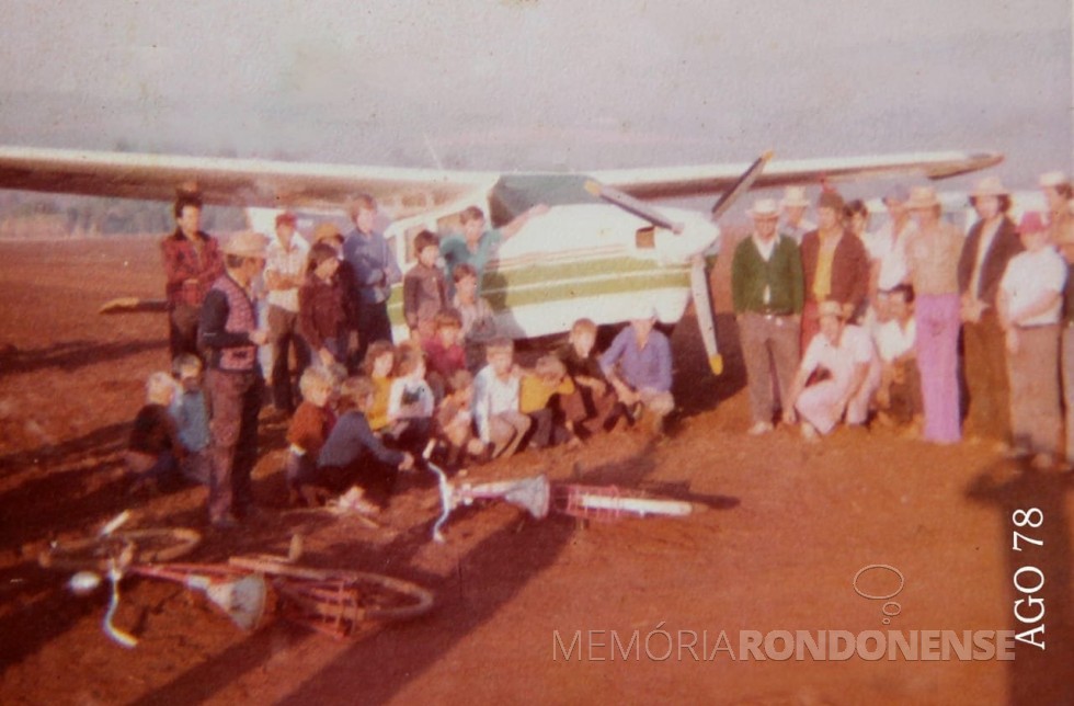 Avião monomotor Cessna reabastecido, antes da decolagem na rodovia PR 495. no atula municipal de Entre Rios do Oeste.
Imagem: Acervo Ari Backes - Crédito: José Schimanko - FOTO 5 - 