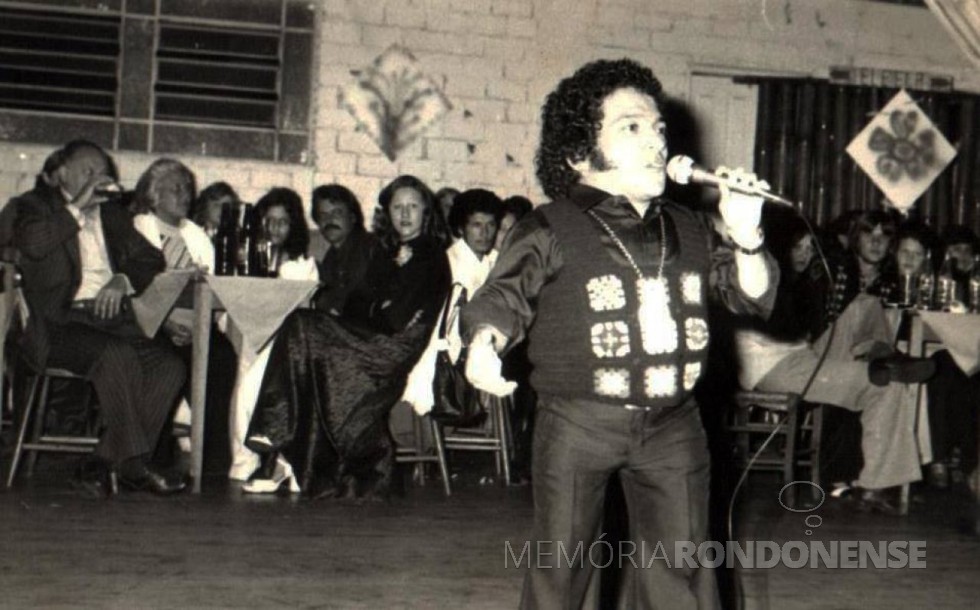 Cantor Nelson Ned se apresentando no Clube Concórdia, na cidade de Marechal Cândido Rondon, em agosto de 1975.
Imagem: Acervo Alfredo Bausewein - FOTO 3 - 
