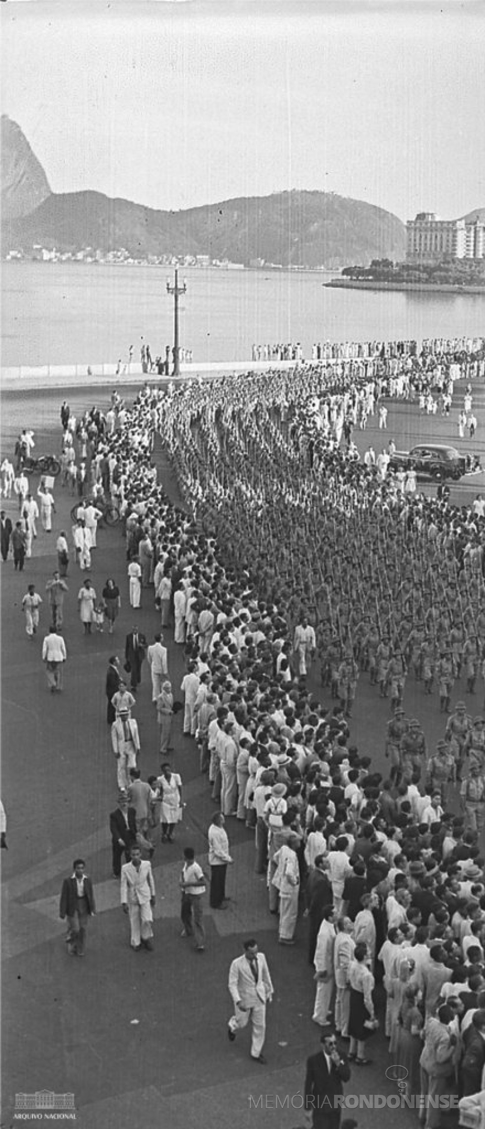 Desfile da Força Expedicionária Brasileira (FEB),  na cidade do Rio de Janeiro, em 1944, antes de embarcar para os campos de batalha na Itália, na Segunda Guerra Mundial.
Imagem: Acervo Arquivo Nacional - FOTO 4  - 