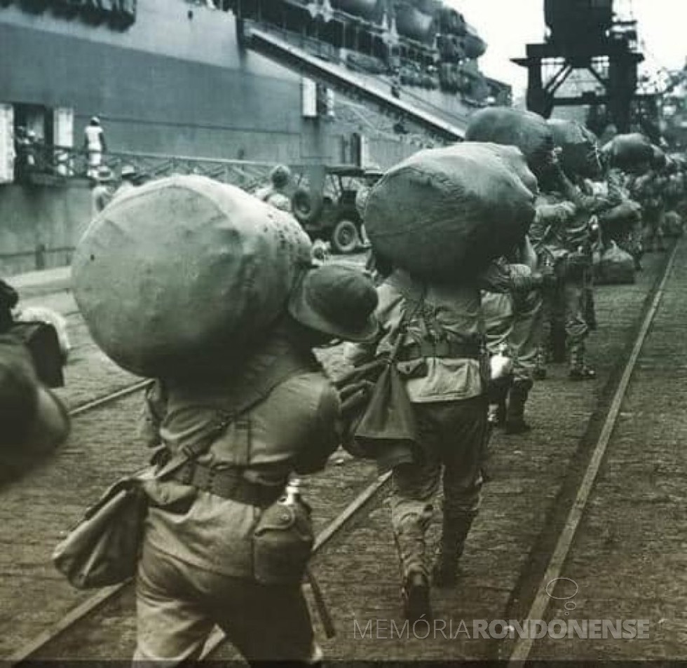 Soldados mebarcando para guerrear na Itália, na Segunda Guerra Munidial.
Imagem: Acervo Arquivo Nacional - FOTO 6 -