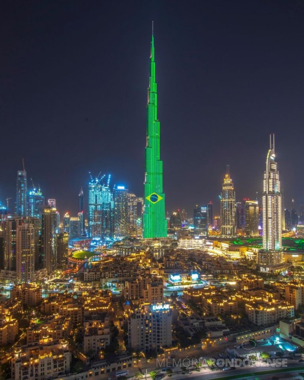 Saudação dos Emirados Árabes Unidos , na cidade de Dubai, no edíficio Burj Khalifa Bin Zayid, considerado o arranha-céu mais alto do mundo, em sua página no Facebook (Emirates). -- FOTO 14 -