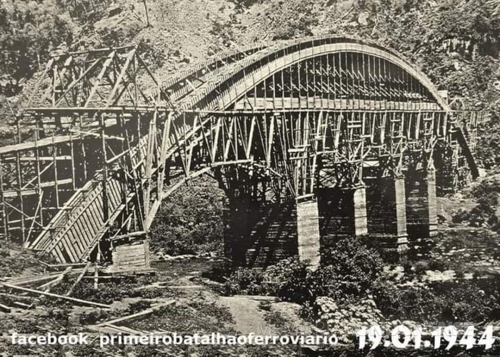 Construção da ponte sobre o Rio das Antas (RS).
Imagem: Acervo 1º Batalhão Ferroviário - FOTO 9 -