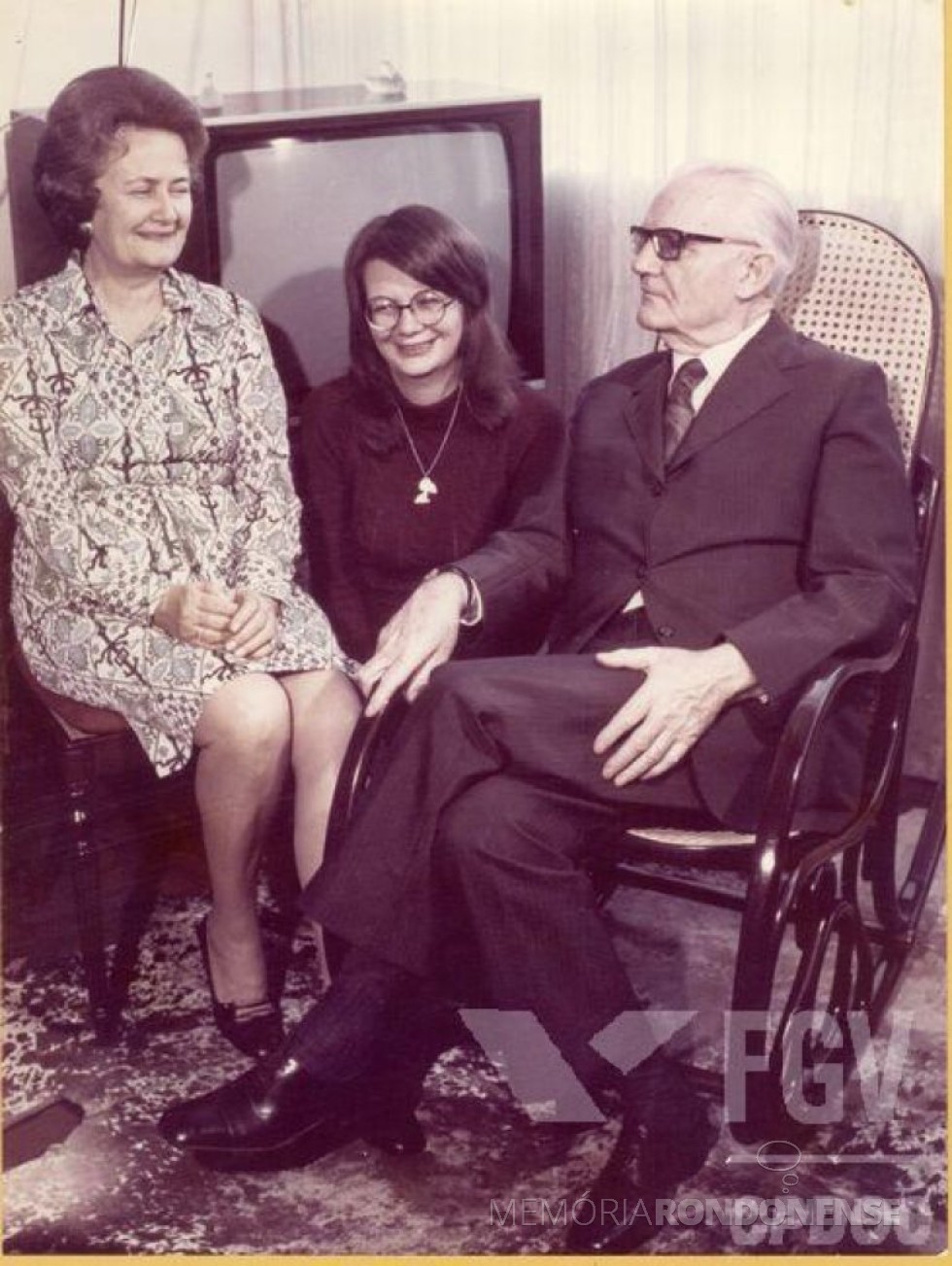 General Ernesto Geisel com a esposa Lucu (nascida Markus) e a filha Amália Lucy, após ter seu nome lançado oficialmente à Presidência da República. 
Imagem: Acervo Fundação Getúlio Vargas - FOTO 8 - 
