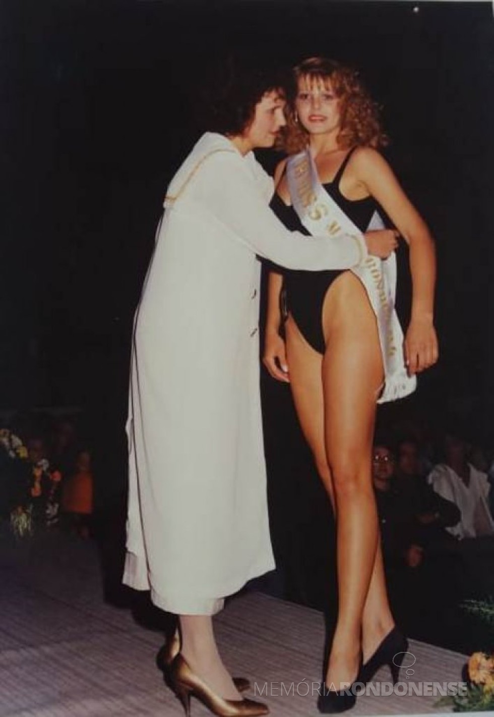 Miriam Völz recebendo a faixa de  3ª Miss da senhora Rosane Limberger, esposa do vice-prefeito Aristo Limberger, de Marechal Cândido  Rondon. 
Imagem: Acervo pessoal - FOTO 20 -