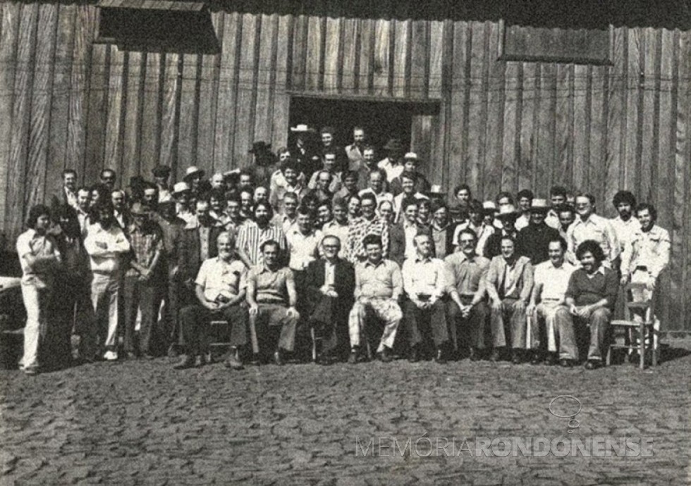 Grupo de produtores rurais fundadores da Coopavel, em dezembro de 1970. 
Imagem: Acervo Coopavel - FOTO 3 -