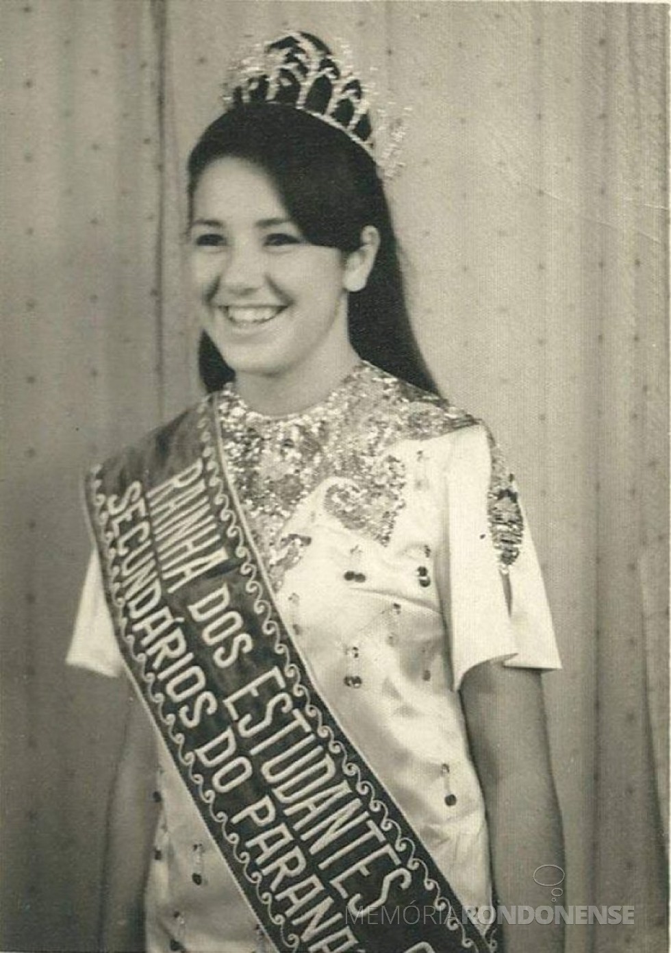 Outro instantâneo de Miriam Lúcia Fernandes Mazzaferro escolhida Rainha dos Estudantes Secundaristas do Paraná de 1968.
Imagem: Acervo pessoal - FOTO 3 -