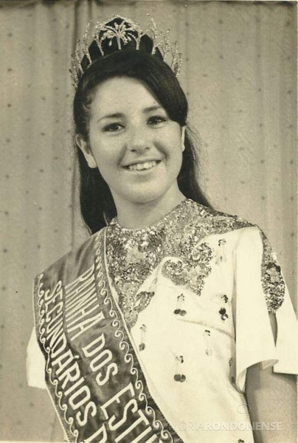 Mais um instantâneo de Miriam Lúcia Fernandes Mazzaferro como Rainha dos estudantes paranaenses de 1968, em evento na cidade paranaense de Cornélio Procopio.
Imagem: Acervo pessoal - FOTO 4 -