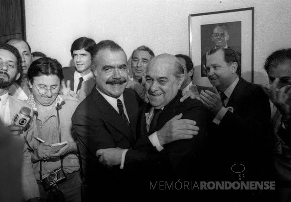 José Sarney e Tancredo Neves se saudando após a vitória no Colégio Eleitoral, em janeiro de 1985.
Imagem: Acervo Atila Vicente Rangel Franco/O Brasil do Passado - FOTO  10 - 