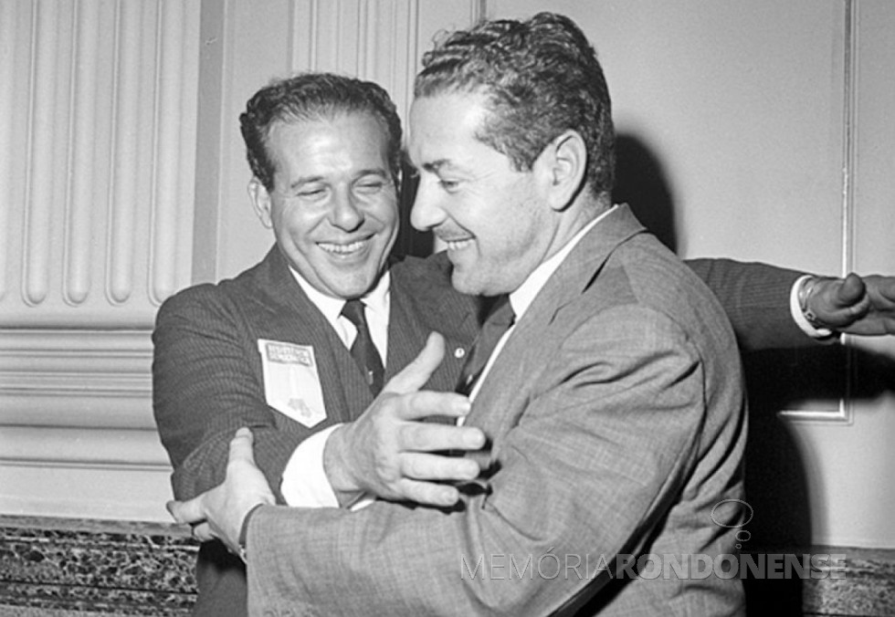 João Goulart (e) sendo cumpriementado pelo cunhado Leonel Brizola, em foto de 1963.
Imagem: Acervo Hora do Povo - FOTO 6  -