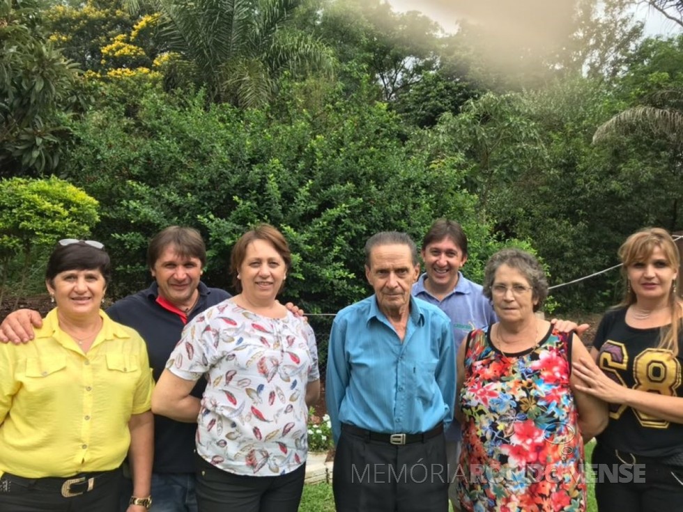 Pioneiro Lino  Schuck (ele falecido em maio de 2019) na companhia da esposa e Lúcia.
Da esquerda à direita: Nadir Inge, Eurides, Nilce, Renato e Lucivania. 
Imagem: Acervo Renato Schuck - FOTO 12 - 
