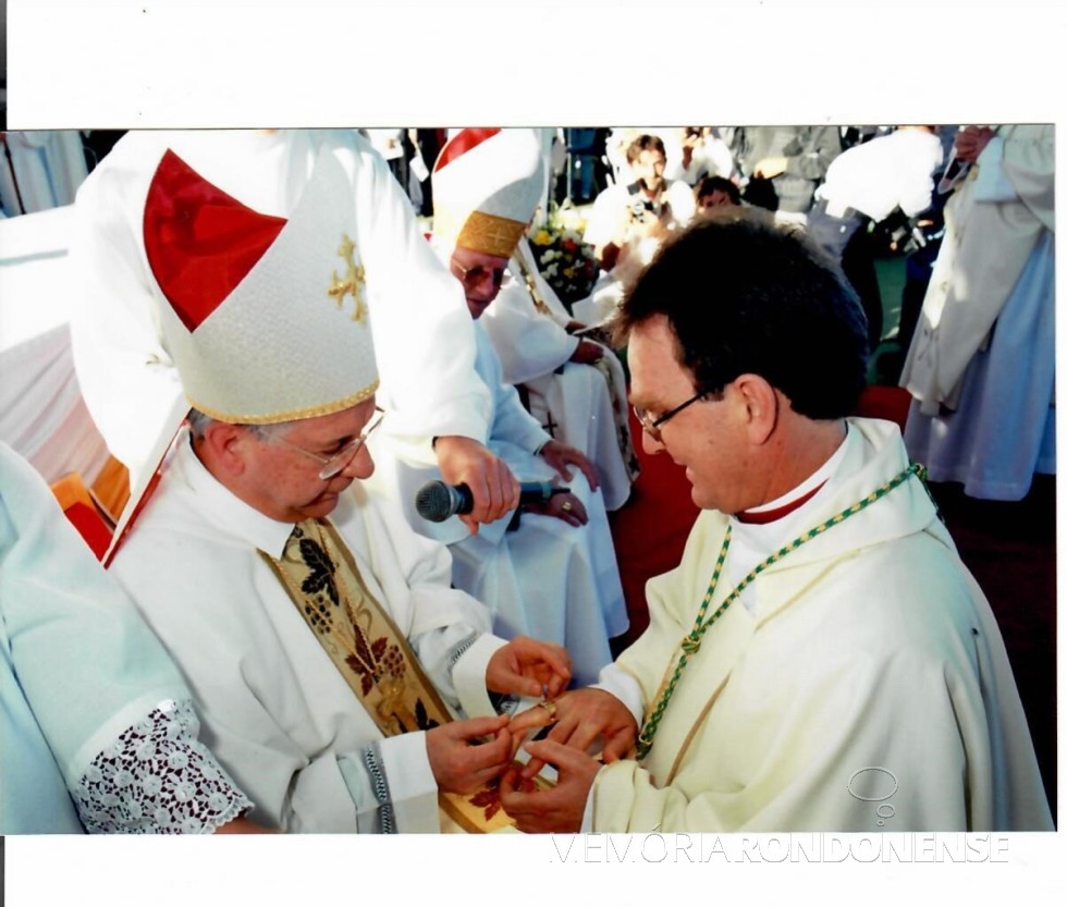 D. Anuar Battisti recebendo o anel episcopal do cardeal Geraldo Majella Agnelo.
Imagem: Acervo Mitra Diocesana de Toledo - FOTO 11 -