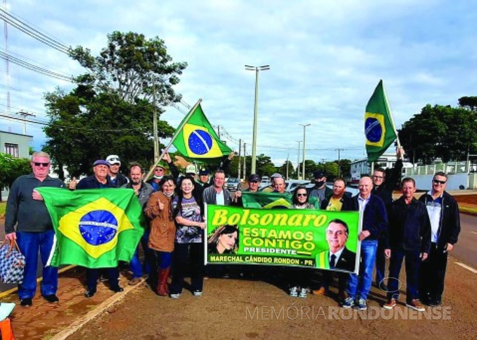 Grupo de rondonenses em Brasília participando do Movimento Verde e Amarelo do Agro, em maio de 2021.
À direita, segurando a faixa, o presidente do Sindicato Rural Patronal,  Edio Luiz Chapla.
Imagem: Acervo O Presente -  FOTO 21 -