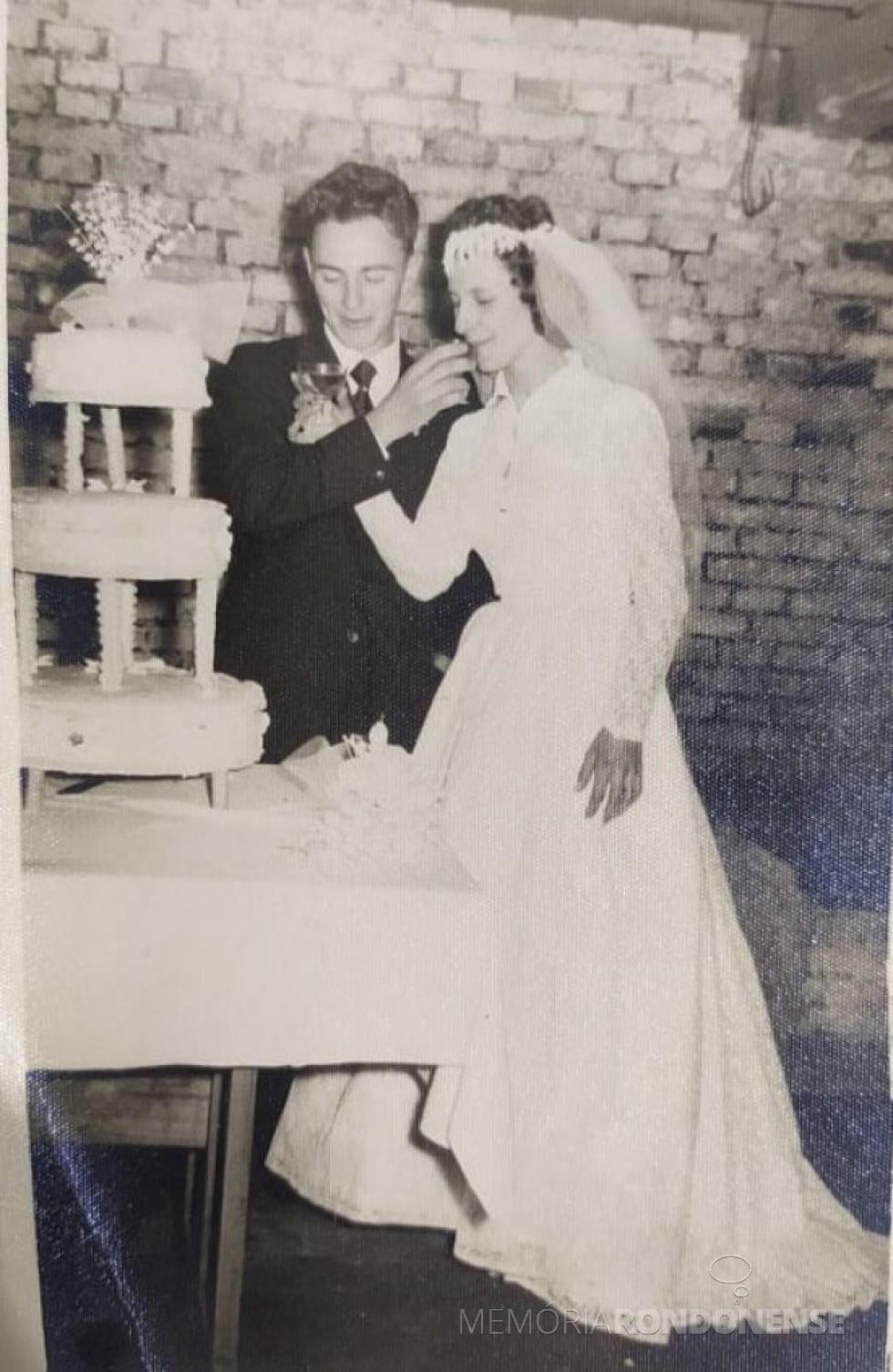 Noivos Syria Jost e Euigênio Roque Anschau que se casaram em maio de 1960.
Imagem: Acervo da família - FOTO 1 - 