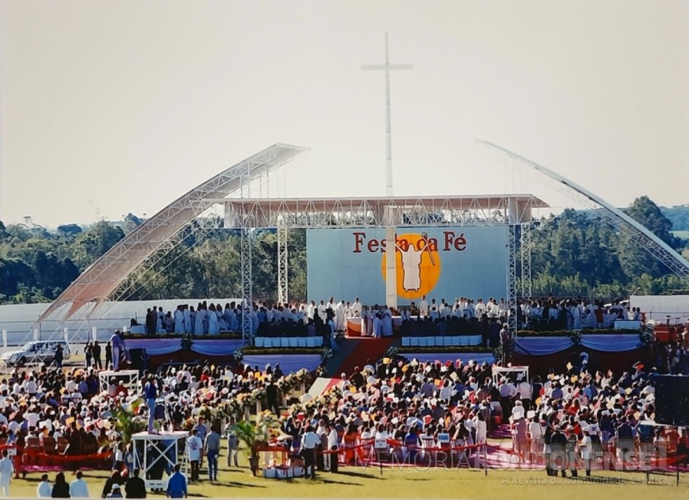 Altar no Estádio Municipal de Toledo para a Festa da Fé.
Imagem: Acervo Revista Cristo-Rei - FOTO 7 