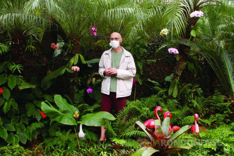 Rondonnse Harto Viteck  que junto com a esposa Elenita possuem o jardim de sua residência com caracterização tropical.
Imagem: Acervo O Presente - FOTO 16 -