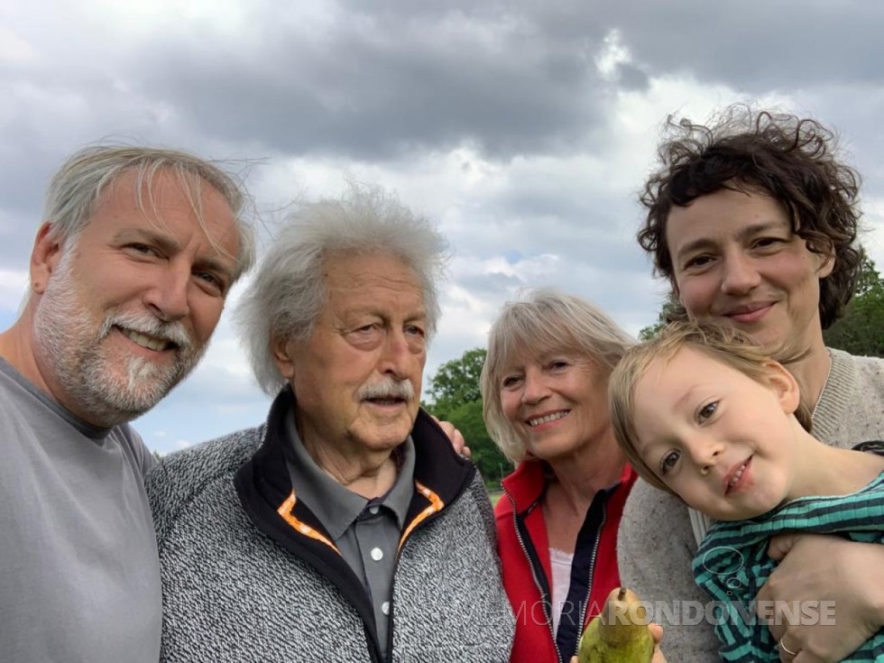 Karl-Heinz Wissembach com o filho Kay (e), a esposa Gabriela Brigitte, a nora Vesna e o neto Jesnesej.
Imagem: Acervo da família - FOTO 13 - 